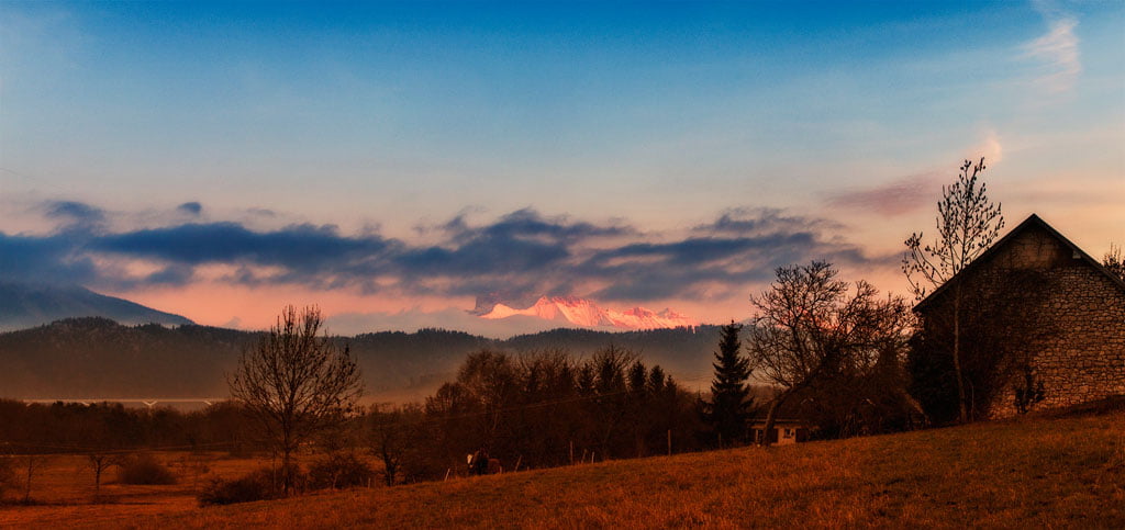 Coucher de soleil sur la montagne en Isère