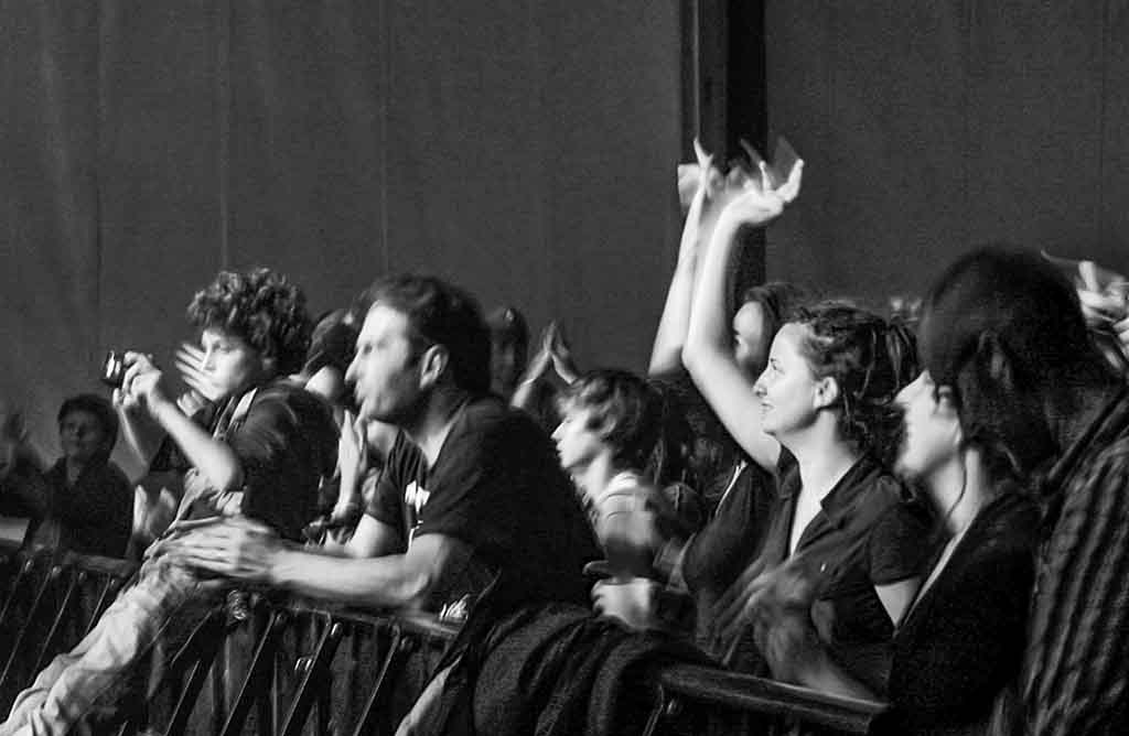 Talking hangs at concert